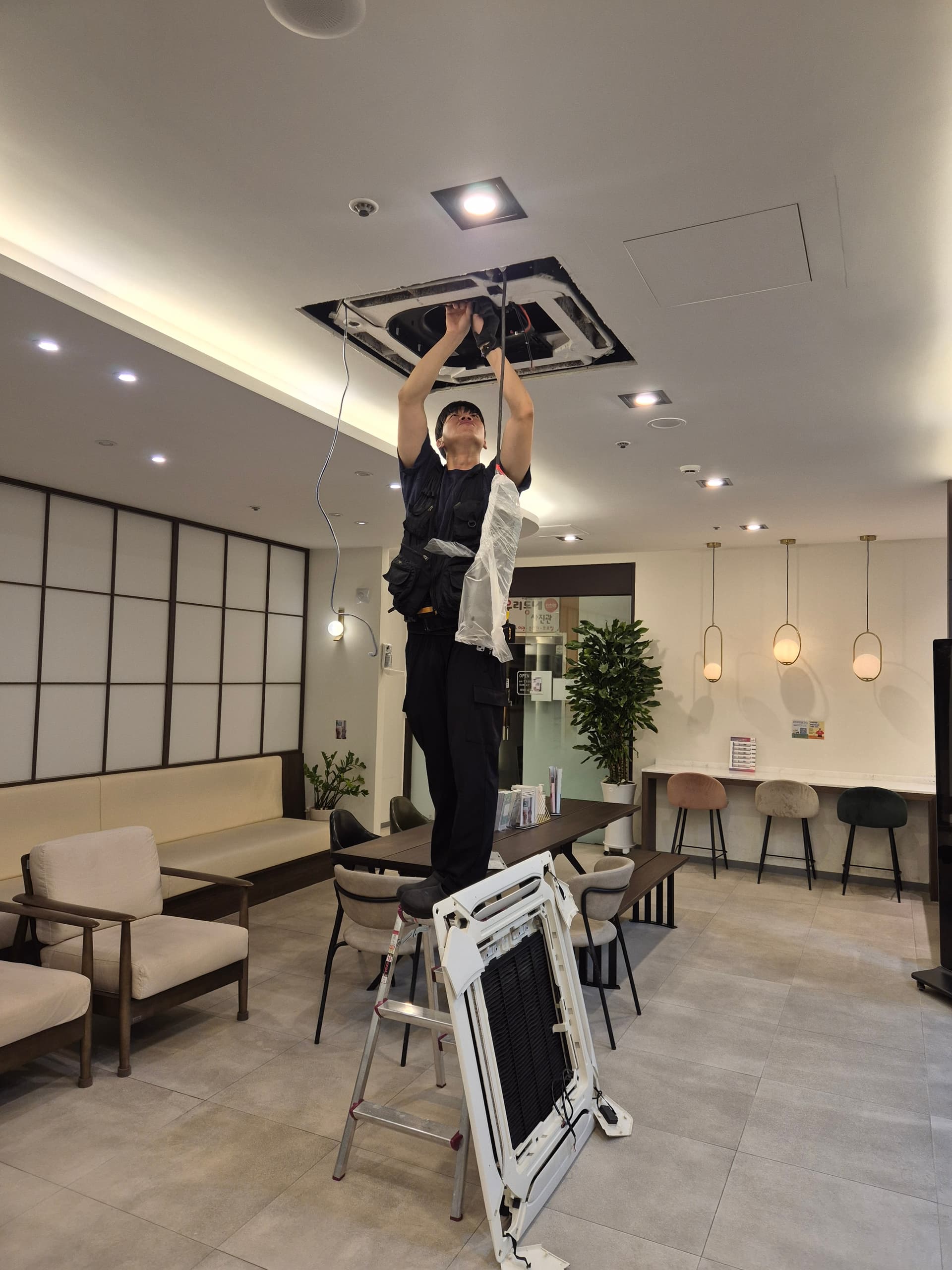 쾌적하고 안전한 숨결을 위해, 여름맞이 에어컨 완전 분해 청소 완료!
